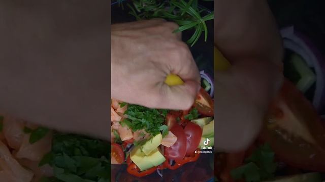 Лёгкий салат из авокадо и лосося #салат #рецепт #рецептсалата #салатрецепт #food #foodie #salad смотреть онлайн