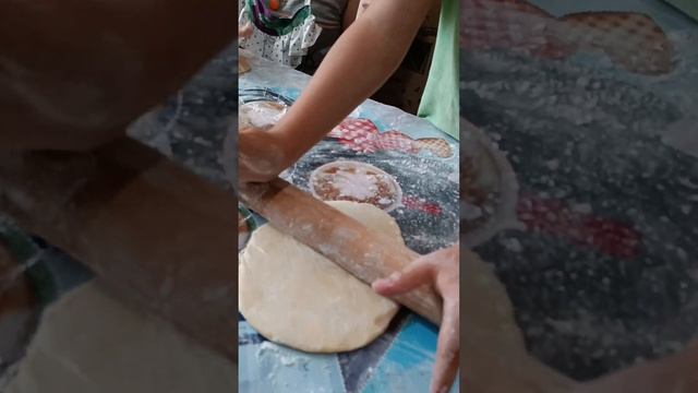 Мирон и Милана лепят пельмени 😊 #shorts #а4 смотреть онлайн