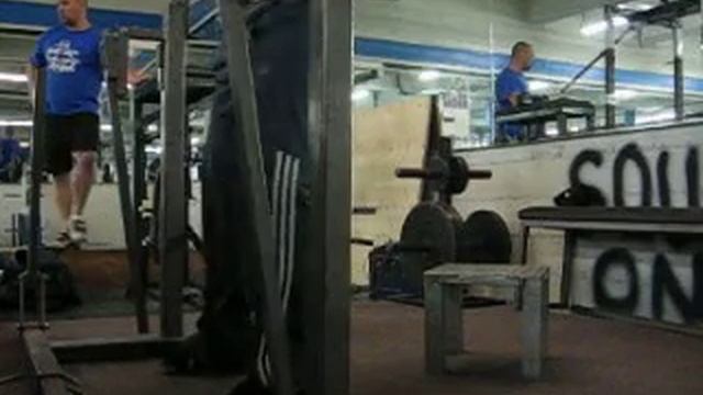 Chris 335 lb 10 inch box squat.AVI смотреть онлайн