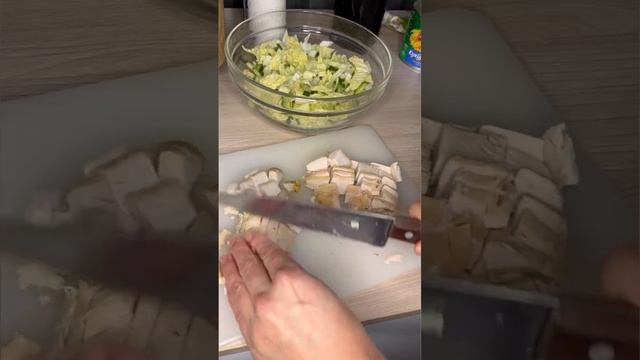 Когда завалялась курица 🐔 #салат #салатспекинскойкапустой #салатскуринойгрудкой #салатскукурузой смотреть онлайн