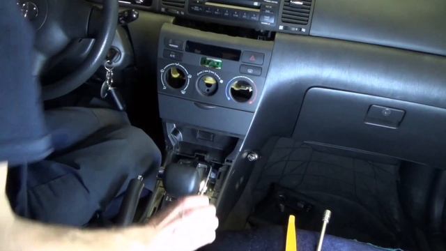 Как снять родную магнитолу на Toyota Corolla E120 смотреть онлайн