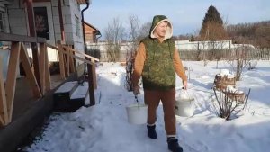ДЕЛАЮ НОРВЕЖСКИЙ САЛАТ,А ЮРА ВАРИТ КРЕВЕТКИ И ТОПИТ БАНЬКУ.