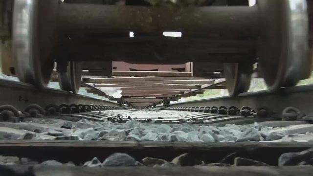 BNSF empty intermodal over camera - VOLUME WARNING смотреть онлайн
