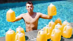 Выясняем Сколько Мочи В Бассейне (Марк Робер НАСА | Mark Rober NASA)