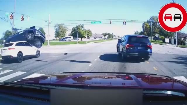 Жуткие Аварии и ДТП с Участием Грузовиков. Этим водителям не "повезло". СЛАБОНЕРВНЫМ НЕ СМОТРЕТЬ!!! смотреть онлайн