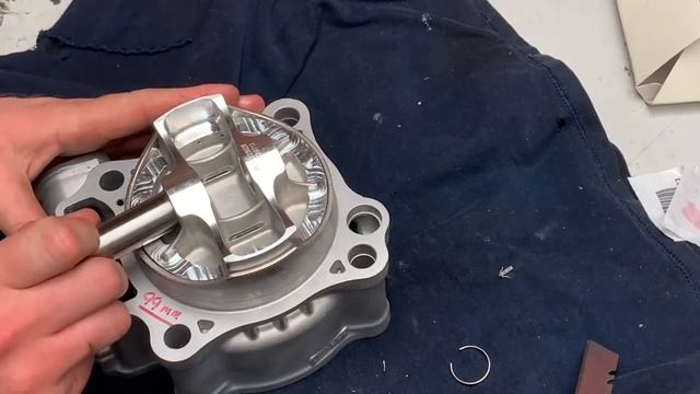 Easy Piston Install TRX450 & CRF450R смотреть онлайн