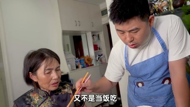 【超小厨】3斤鱿鱼爆炒加餐，鲜香脆爽香辣开胃，丈母娘：这旗袍穿的值了！ смотреть онлайн