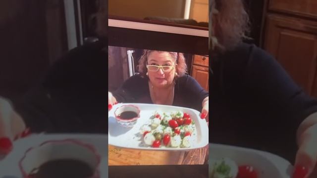 Mozzarella balls and cherry tomatoes dipped in balsamic vinegar appetizer. #shorts смотреть онлайн