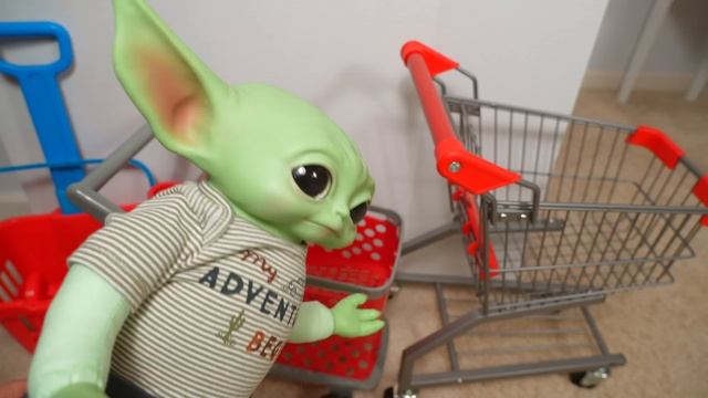 Baby Yoda Grogu Goes Grocery Shopping смотреть онлайн