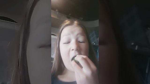 малосольные огурчики дома!!! Пальчики оближешь!🤤. На 25 лайков покажу рецепт😁 смотреть онлайн