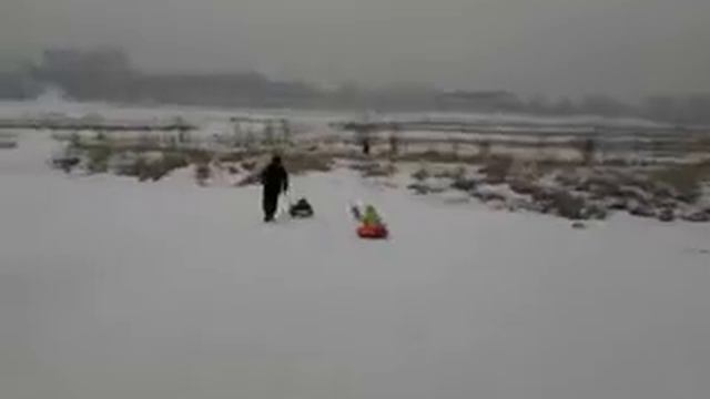 Катание на тюбингах смотреть онлайн