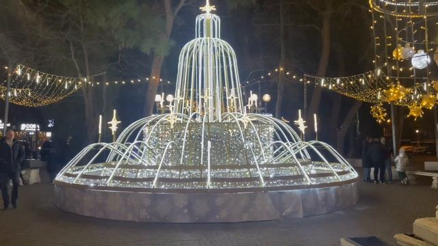 Новогодний Геленджик 2025. Вечерняя прогулка по набережной 1 января. смотреть онлайн