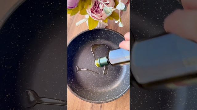 Горячий салат. Салат с овощами и мясом. Салат #рецепты #салат #завтрак смотреть онлайн