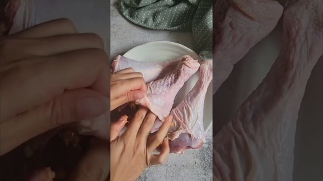 BAKED TURKEY DRUMSTICKS WITH HERB BUTTER #turkey #turkeyday #thanksgiving #recipeshorts смотреть онлайн