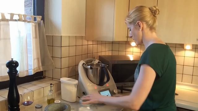 Ungarisches Paprika Gulasch mit dem Thermomix смотреть онлайн