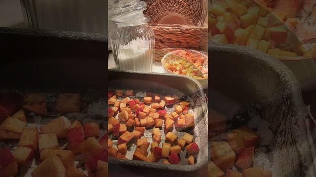 Домашние зарисовки. Предновогодняя шарлотка 🍎 #новыйгод #christmas #шарлотка смотреть онлайн