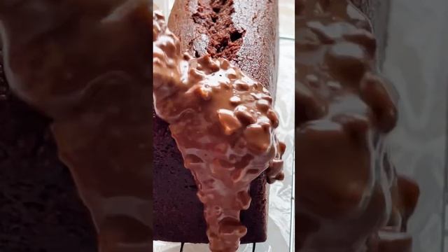 Шоколадно-ореховый кекс с фундучным пралине, ромовой пропиткой и глазурью гурмэ смотреть онлайн