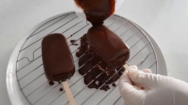 Муссовый десерт в форме мороженного.