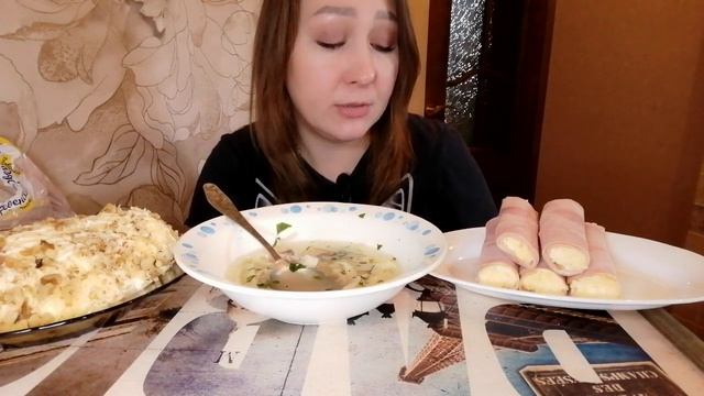 МУКБАНГ/ГОРЯЧИЙ СУП ЛАПША🔥ПРОШЛОГОДНИЙ САЛАТ😆И РУЛЕТИКИ смотреть онлайн