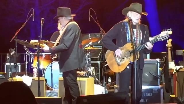 Willie Nelson And Merle Haggard Play Pancho & Lefty (Live)