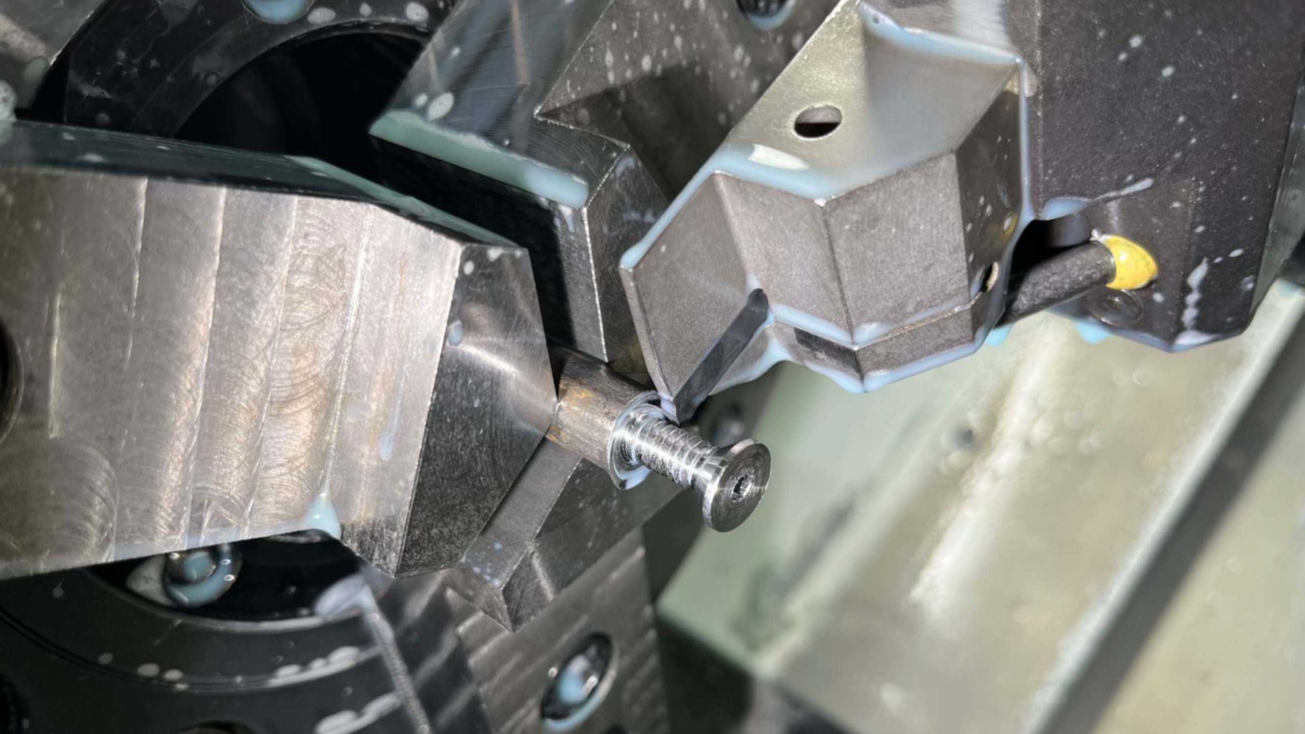 Болт с внутренним 6-гранником за один установ. смотреть онлайн