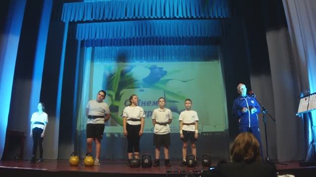 Выступление с гирями.