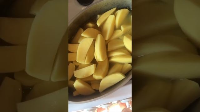 Бомбическая тушенная картошка с мясом смотреть онлайн