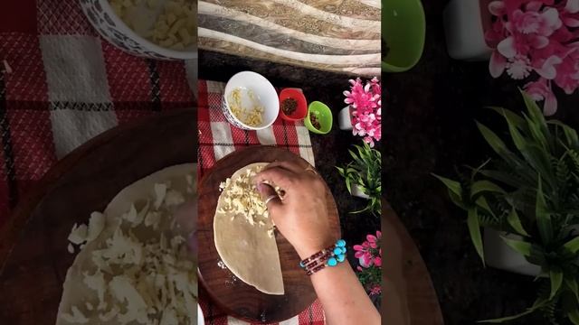 Cheese and garlic paratha #short #shorts #youtube #viralshorts #food #shortsfeed смотреть онлайн