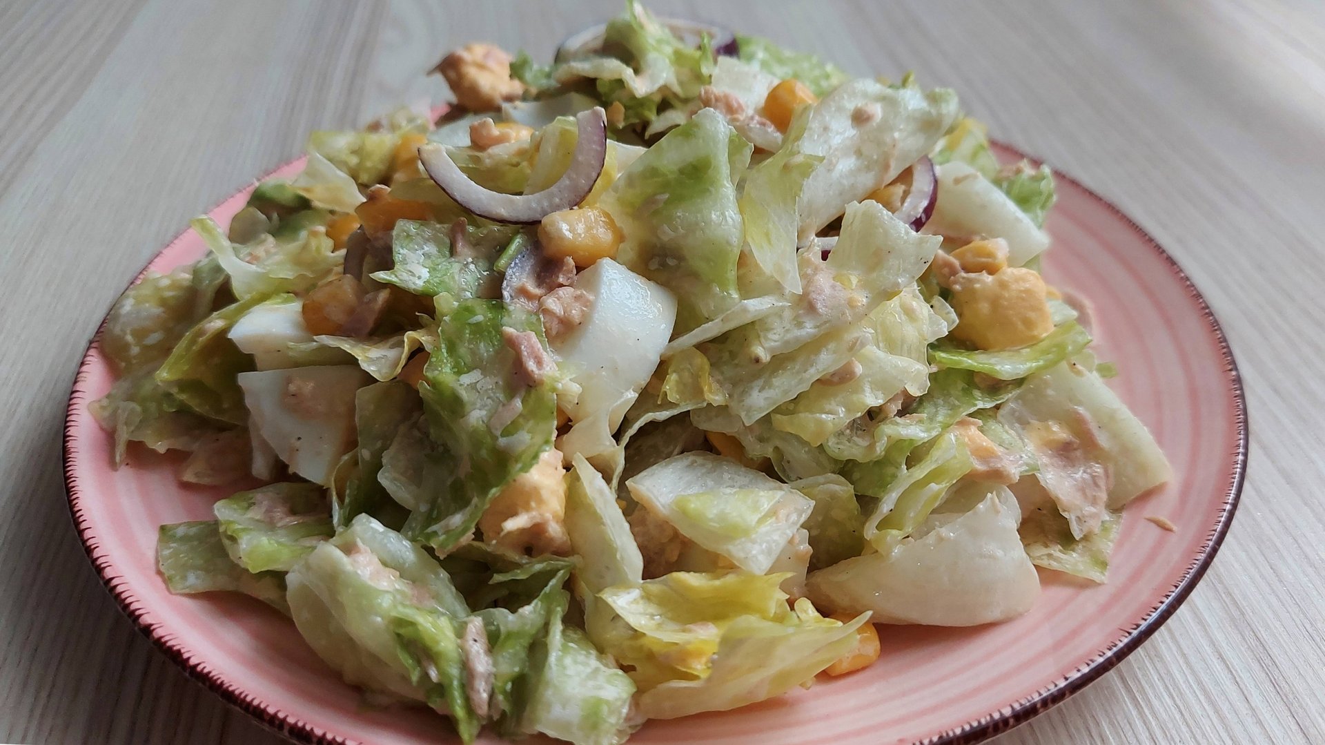 Айсберг салат с кукурузой и тунцом. Простой и вкусный салат с айсбергом. смотреть онлайн