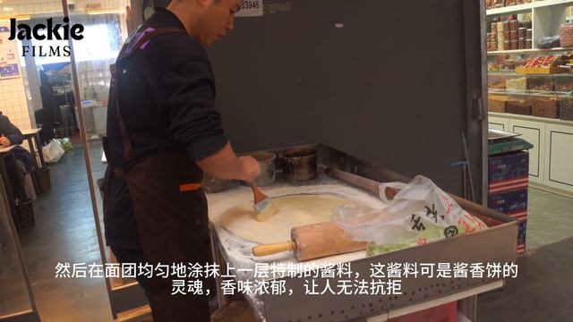 中国西安早市美食，巅峰级烟火气息，全开放露天早餐食堂，金黄酥脆的菜盒子、香气四溢的炸油条、多汁的牛肉饼，黄桥烧饼香酥可口，5元玉米棒现场制作，驴肉火烧味美绝伦，酱香饼酱香浓郁，每一口都是地道风味 смотреть онлайн