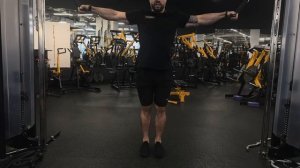 Сведение рук в кроссовере на низ груди