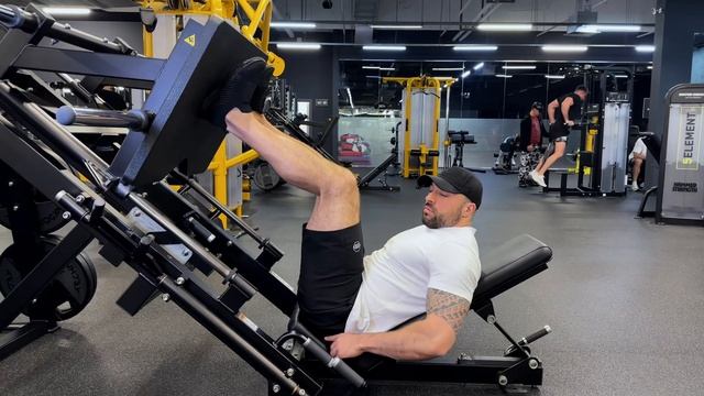 Жим ногами лежа с акцентом на ягодицы