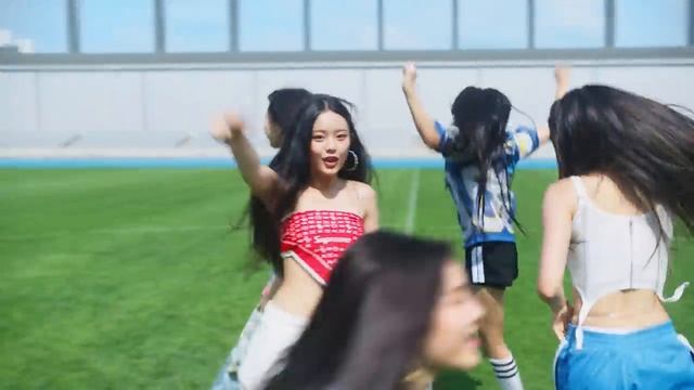 NewJeans (뉴진스) 'Attention' Official MV (Performance Ver.)