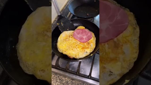 Un desayuno completo de huevo, queso, jamon y palta смотреть онлайн