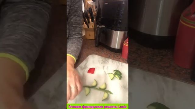 #shorts Как красиво нарезать огурец 🥒 How beautiful to cut a cucumber смотреть онлайн