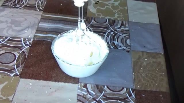 Крем из сгущенки. Крем для торта из сгущенки. Крем со сгущенкой. Крем из сгущенки и масла. смотреть онлайн