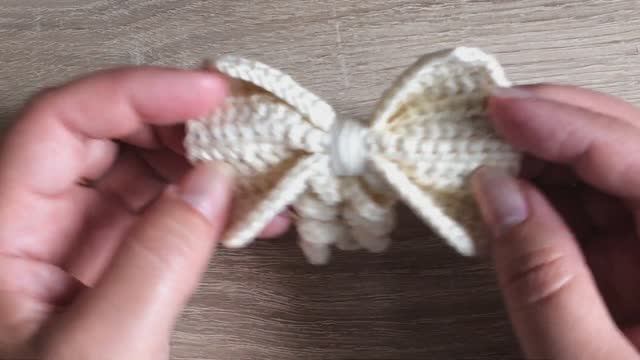 Бантик вязаный крючком. Декоративный бантик на шапку. Мастер-класс по вязанию крючком. смотреть онлайн