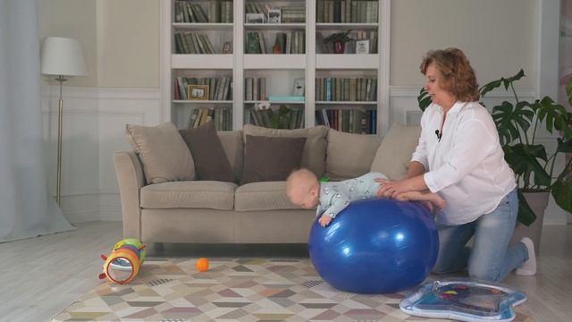 Поднимаем игрушку с пола смотреть онлайн