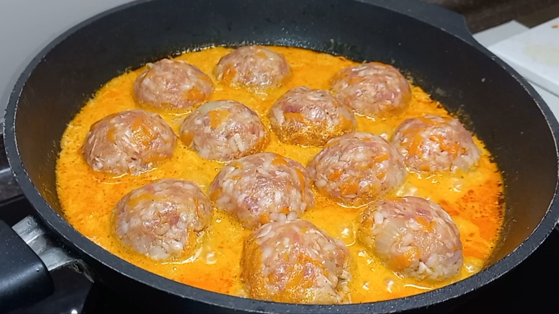 ТЕФТЕЛИ МЯСНЫЕ с РИСОМ в СЛИВОЧНО - ТОМАТНОМ СОУСЕ смотреть онлайн