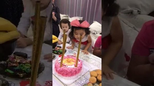 День рождения 4годика дуем свечи