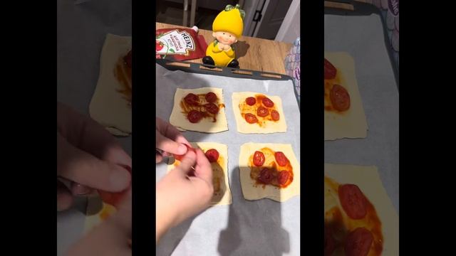 Мини пицца из слоеного теста очень хрустящая мои дети ее любят очень! смотреть онлайн