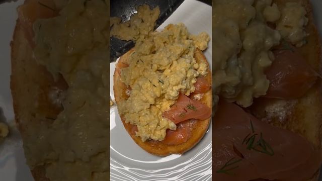 Creamy scrambled eggs on smoked salmon #shorts смотреть онлайн