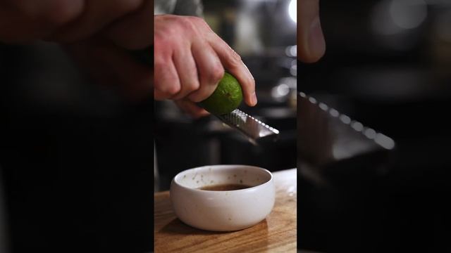 СЫРОЕ МЯСО!! Любите тартар? Давайте приготовим тартар из дикого сибаса и тунца с томатным шисо. смотреть онлайн