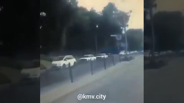 Маршрутка врезается в столб в Пятигорске