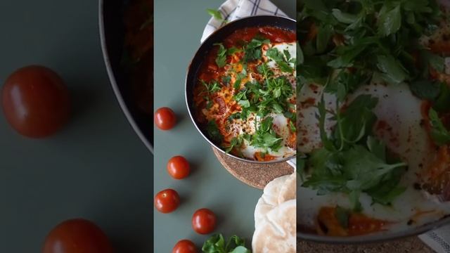 Adding Fresh Herbs to Shakshuka Dish #shorts смотреть онлайн