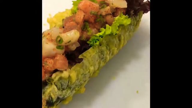 Sushi hotdog 🥢, tempura fried sushi roll stuffed with mix spice salmon and scallops and spicy miso. смотреть онлайн