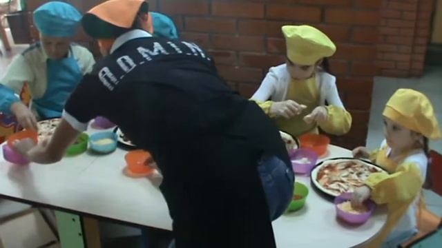 Відвідуємо Майстер- клас з приготування піци разом з друзями в піцерії"Челентано" випуск 9 смотреть онлайн