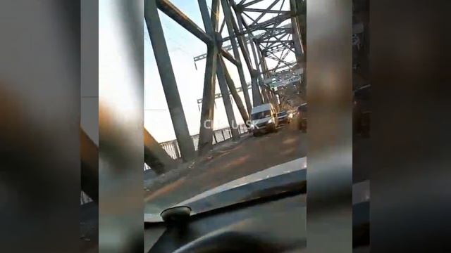 Газель потеряла колесо на Императорском мосту в Ульяновске смотреть онлайн