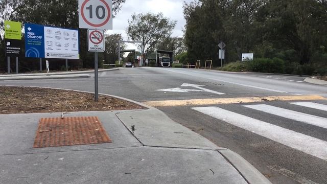 Garbage trucks coming in and out of Tamala park tip смотреть онлайн