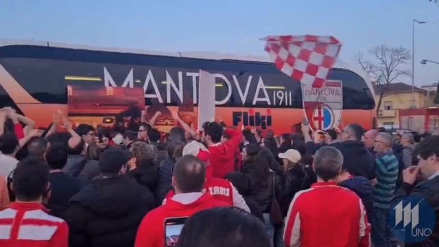 Il calore di oltre 200 tifosi al rientro del Mantova da Trento: cori, applausi, fumogeni, striscion смотреть онлайн